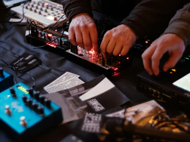 AWA-Music Une Conception Sonium-fab vu des mains d'un acousticien et d'un ingénieur du son en action sur table de mixage