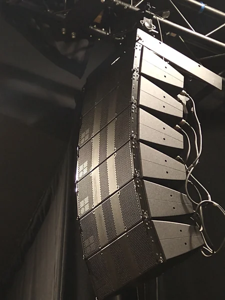 AWA-Music : des mesures sonores fidèles à la réalité vu d'une méga enceinte de concert dont le volume sonore est enregistrée par la correction automatique de l'afficheur AWA-Music