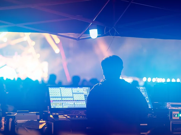 AWA-Music Afficheur-enregistreur pour concert live vu d'un ingénieur du son dans sa console