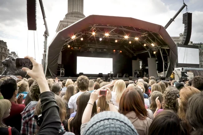 AWA-Music : afficheur-enregistreur pour les festivals des jeunes gens assistent à un concert en plein air