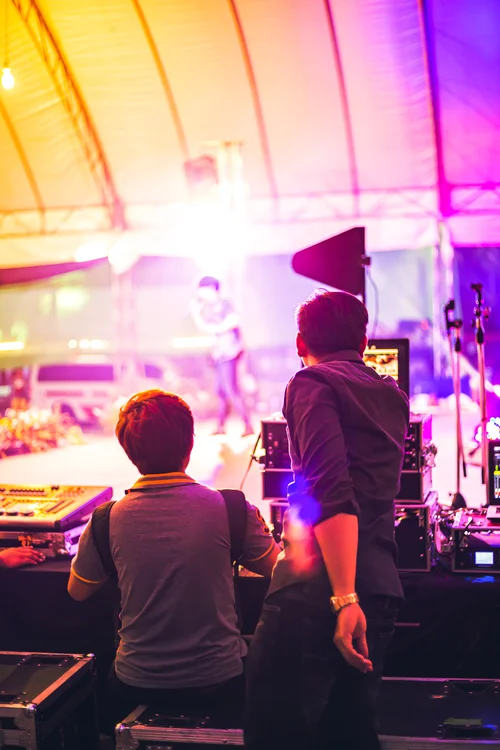 AWA-Music :enregistrer les niveaux sonores de vos événements des ingénieurs du sons vérifie l'affichage des volumes sonores d'un concert
