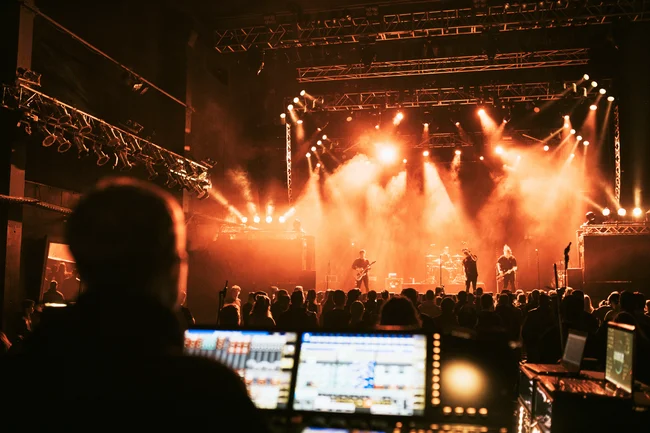 AWA-Music : pour les Régisseur de salles de spectacle un régisseur est assis à la console son